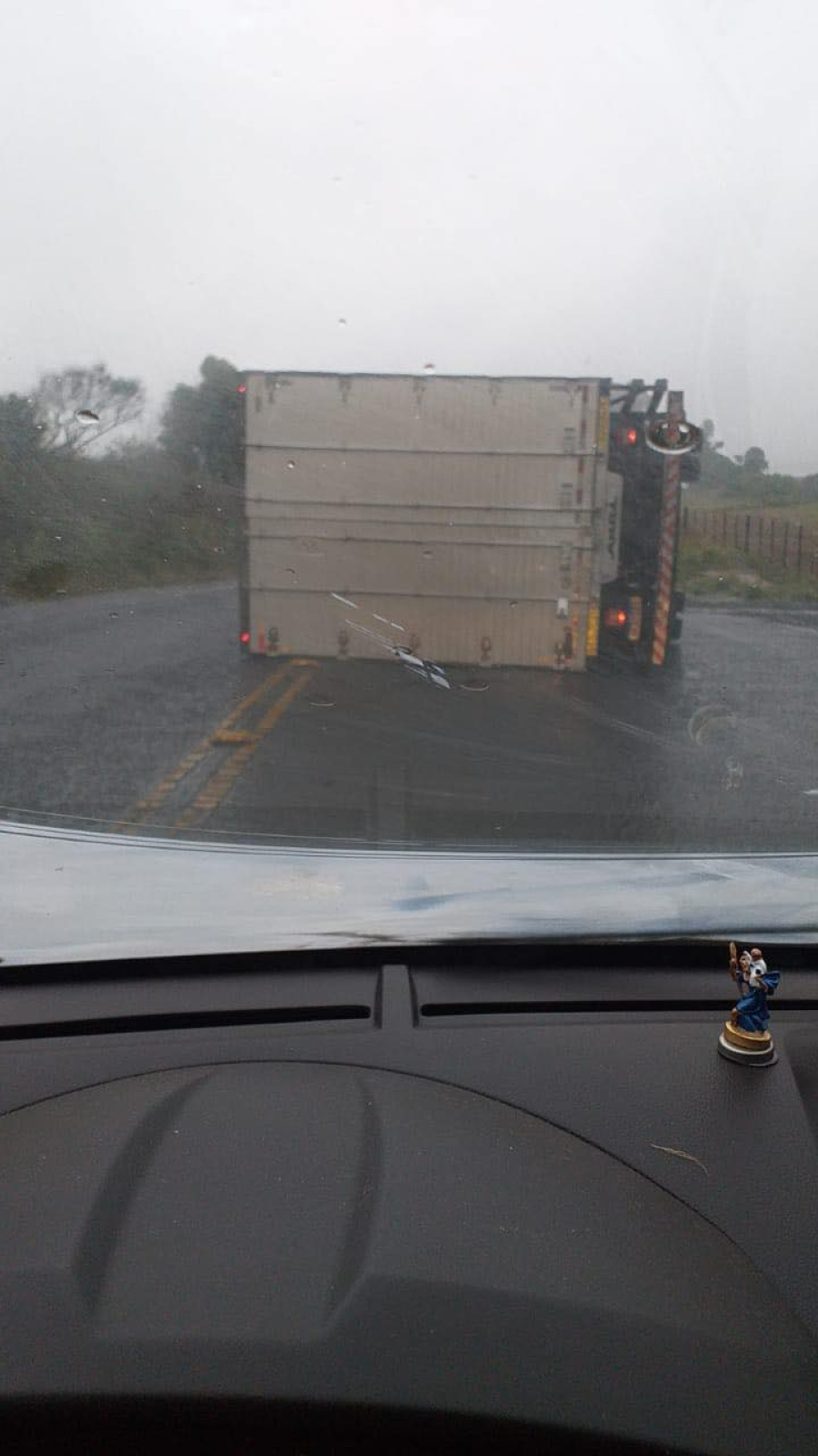 TEMPORAL PROVOCA ESTRAGOS EM CRUZ ALTA E BLOQUEIA VIAS NA MANHÃ DESTA QUINTA-FEIRA
