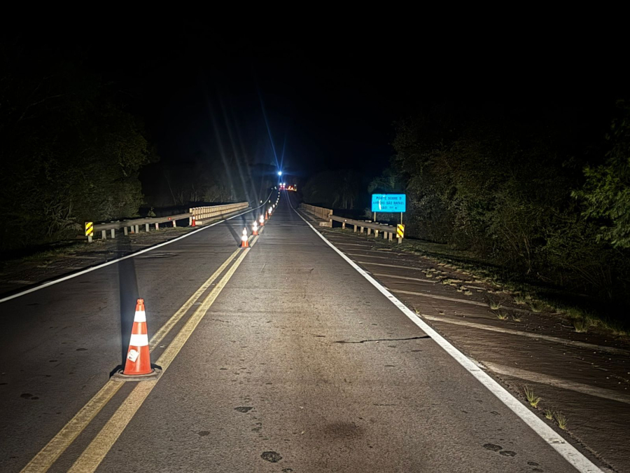 Foi implantado na noite desta terça-feira (5) sistema de pare e siga na BR-392, na ponte sobre o Arroio São Rafael