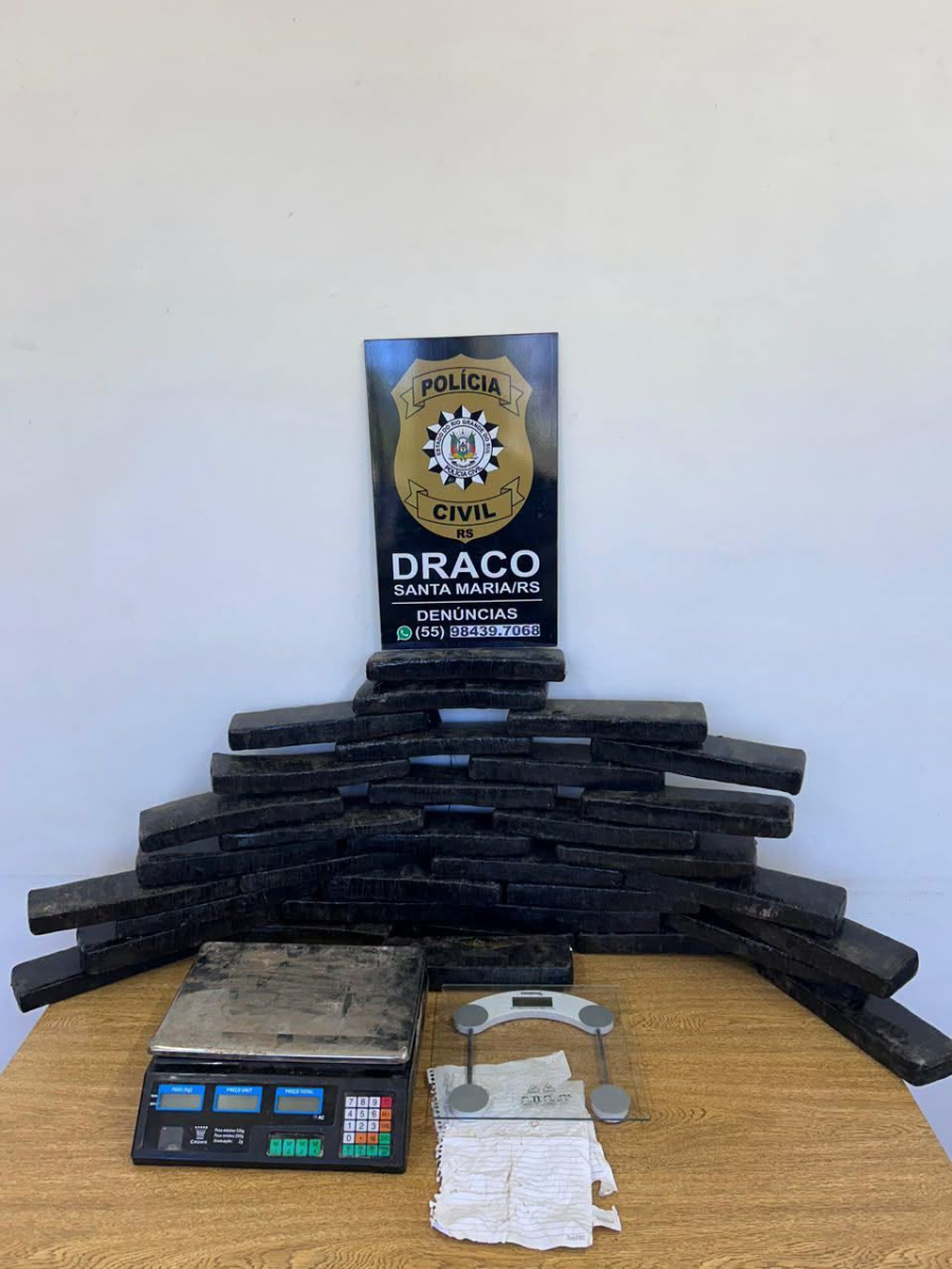 DRACO DE SANTA MARIA APREENDE MAIS DE 30 QUILOS DE MACONHA E PRENDE SUSPEITO DE ABASTECER O TRÁFICO NA REGIÃO