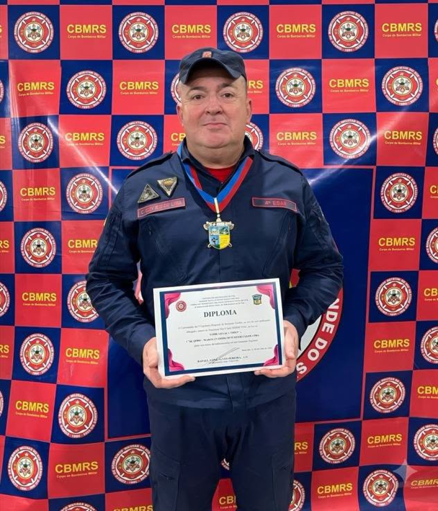Comandante do 6º Pelotão de Bombeiro Militar de Júlio de Castilhos recebe a Comenda do 4º CRBM.